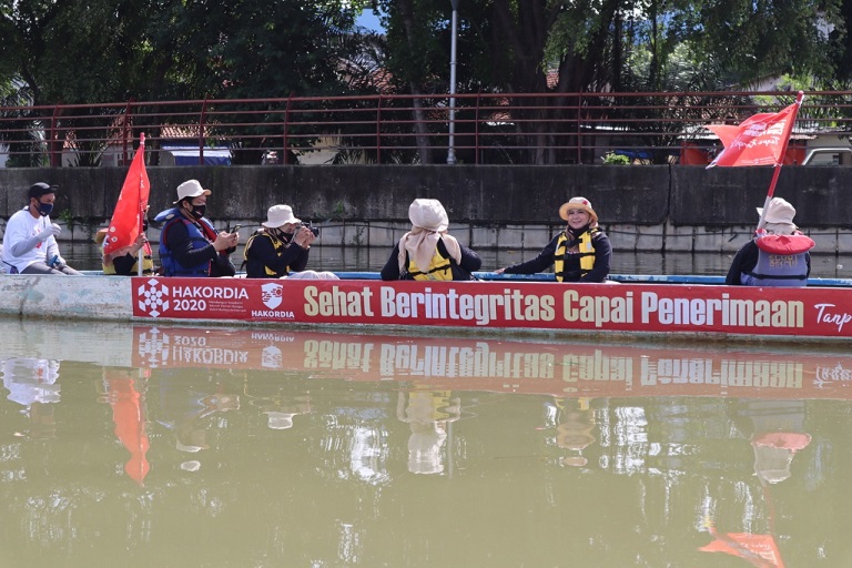 Tim KPP Pratama Tangerang Barat mengampanyekan budaya lawan korupsi di bantaran Sungai Cisadane