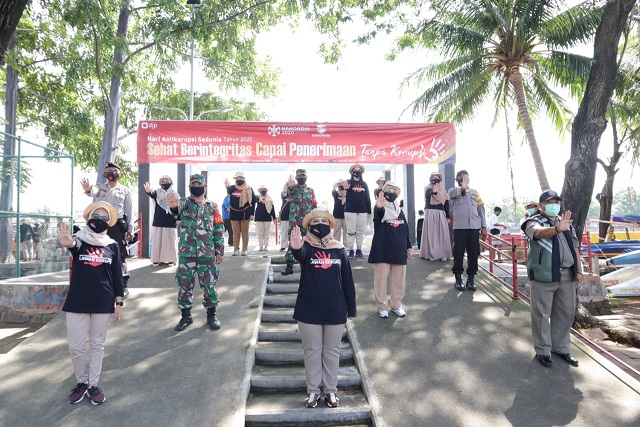 Tim KPP Pratama Tangerang Barat berfoto bersama