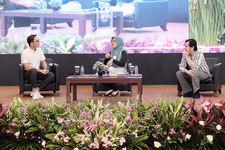 Staf Khusus Presiden RI Angkie Yudistia, Direktur Komunikasi Handai Tuli Indonesia Surya Sahetapy bersama John Martin (John Pantau) mengikuti jalannya gelar wicara