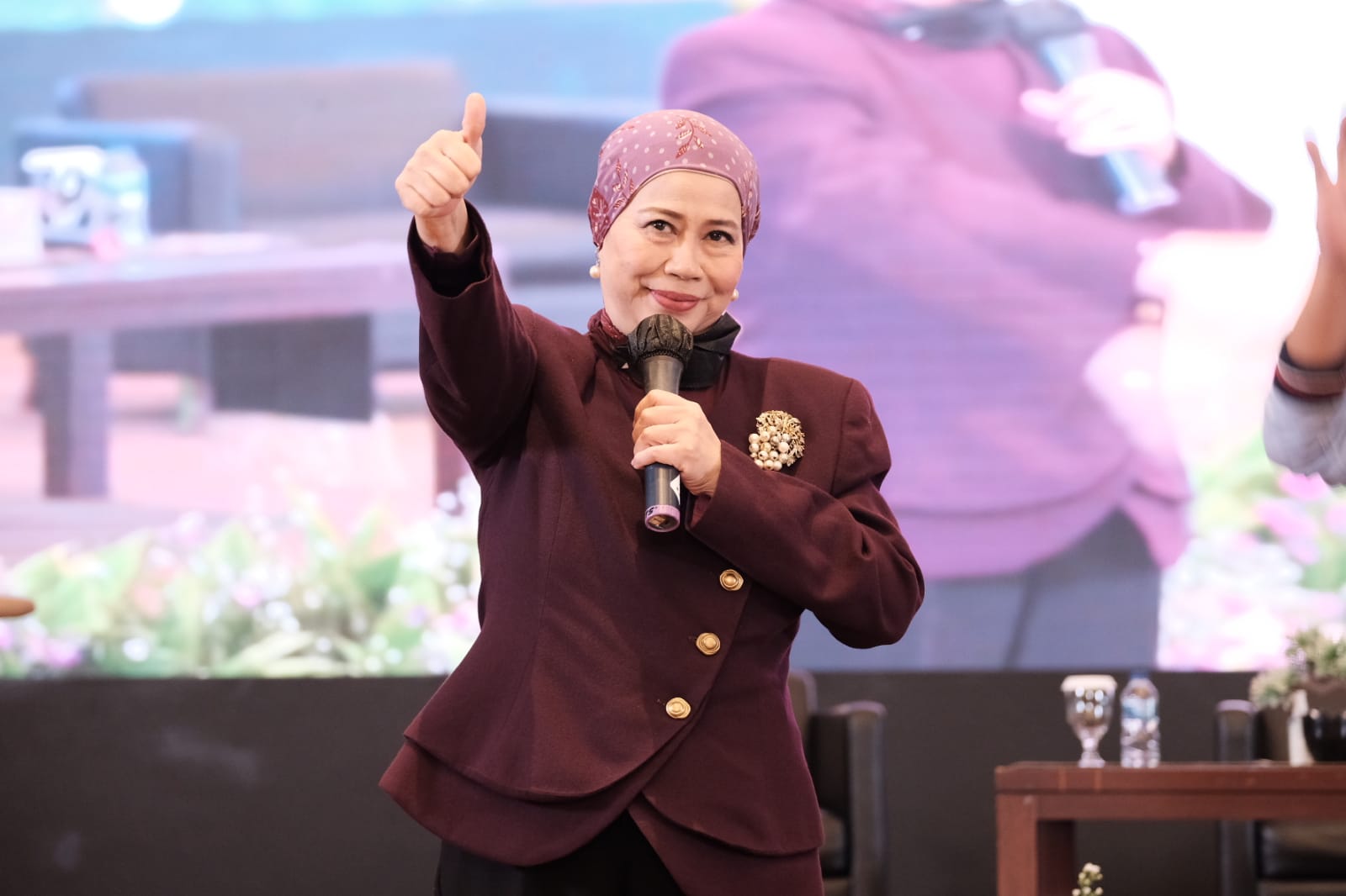 Dewi Yull menyampaikan materi