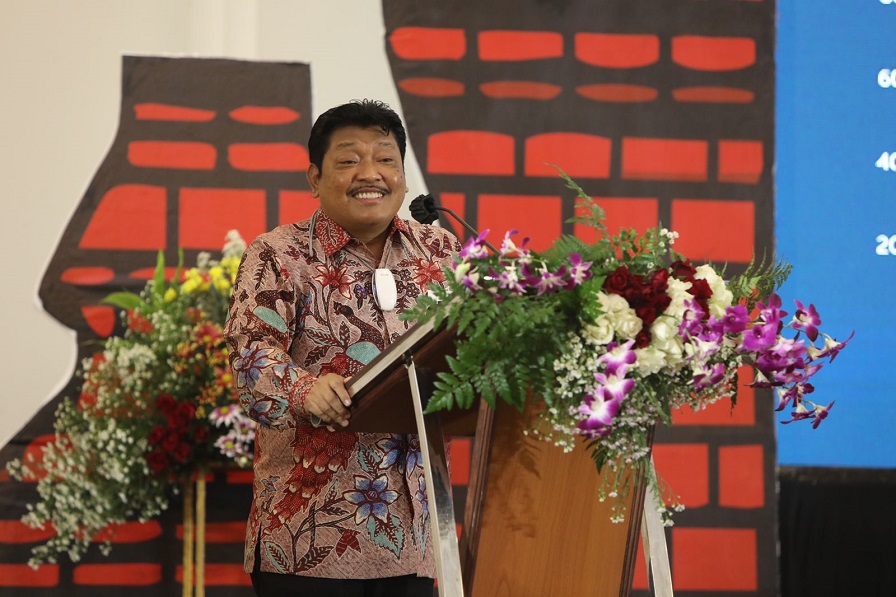 anggota DPRRI menyampaikan sambutan