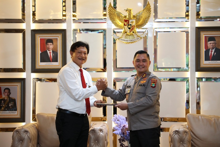 Sekretaris Direktorat Jenderal Pajak Peni Hirjanto menyerahkan penghargaan kepada Kapolda Metro Jaya Irjen Mohammad Fadil Imran