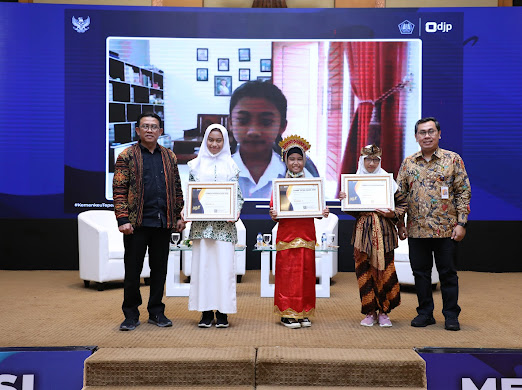 Staf Ahli Menteri Keuangan Yustinus Prastowo dan Direktur P2Humas Neilmaldrin Noor menyerahkan penghargaan kepada pemenang lomba tutur pajak 2022