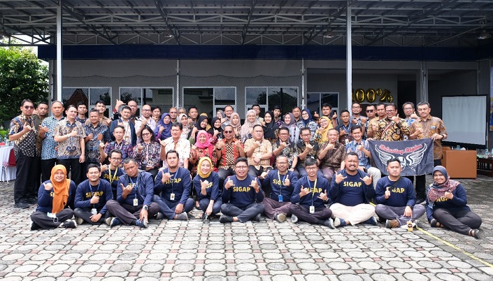 Para pegawai berfoto bersama