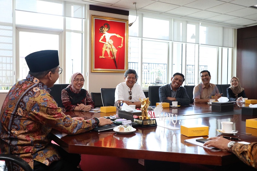 Chandra Darusman memperoleh penjelasan dari Direktur Jenderal Pajak Suryo Utomo mengenai peraturan terbaru pajak atas penghasilan dari royalti