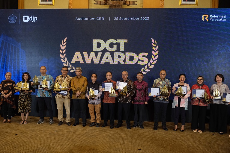 Dirjen Pajak memberikan penghargaan kepada perwakilan media massa