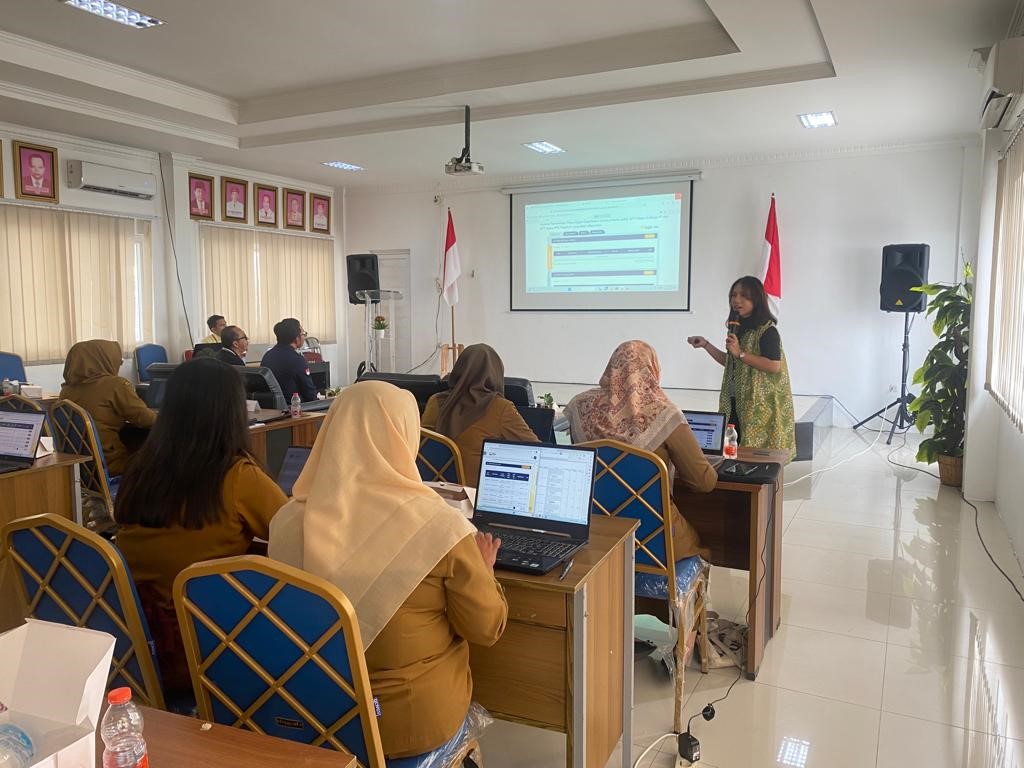 Fungsional Penyuluh Pajak KPP Pratama Medan Polonia memaparkan materi pelaporan pajak SPT unifikasi