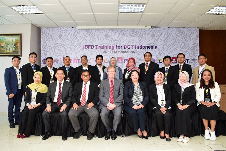 Direktur Perpajakan Internasional Mekar Satria Utama, narasumber, dan para peserta lokakarya berfoto bersama