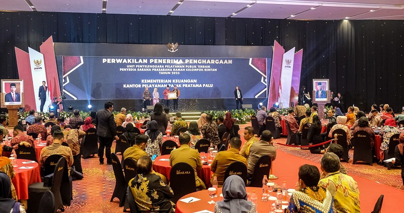 Perwakilan KPP Pratama Palu dan unit kerja di Kemenkeu hadir dalam acara penyerahan penghargaan di Jakarta