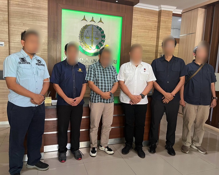 DJP Serahkan Tersangka Beserta Barang Bukti Pidana Pajak ke Kejari Semarang