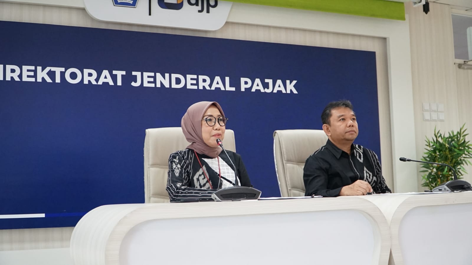 Staf Ahli Menteri Keuangan Bidang Kepatuhan Pajak Yon Arsal dan Direktur Penyuluhan, Pelayanan, dan Hubungan Masyarakat Perpajakan Dwi Astuti membuka kegiatan