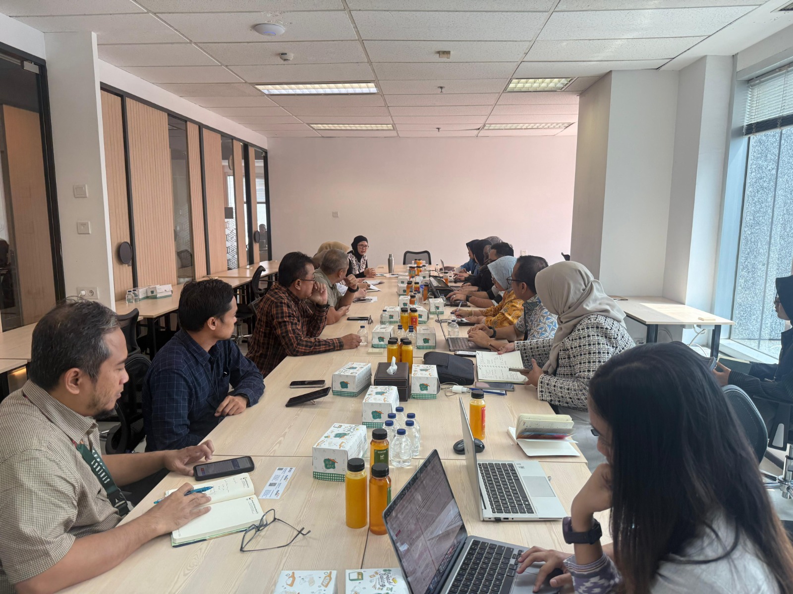 The Permanent Establishment and Expatriates Tax Office visited Bank Mandiri's Head Office to discuss VAT on Trade through Electronic Systems.