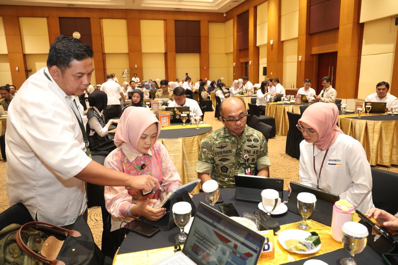 Peserta mendapat asistensi aktivasi akun Coretax DJP bersama penyuluh pajak.