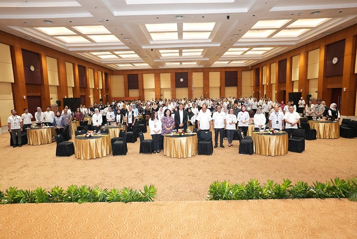 Seluruh peserta berfoto bersama.