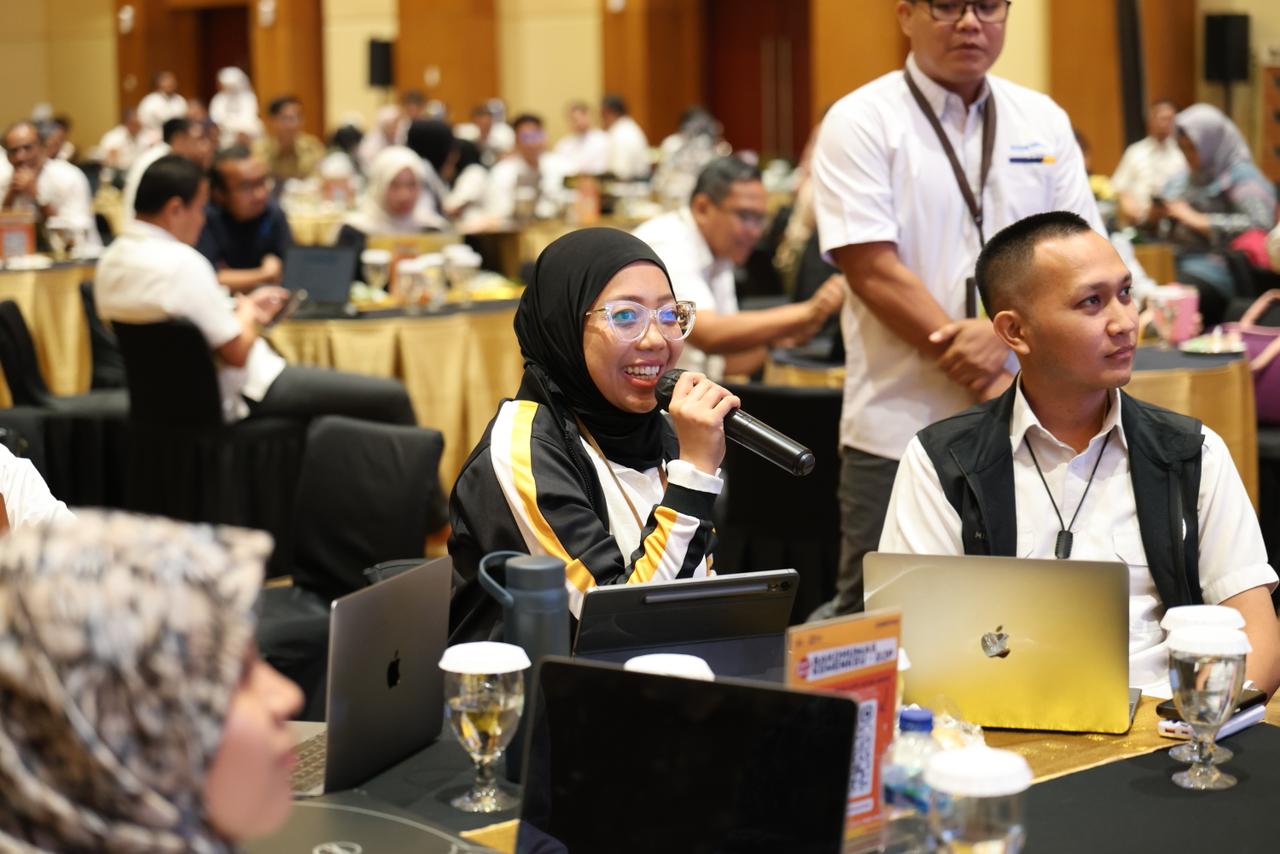 Salah seorang peserta sedang menyampaikan pertanyaan.