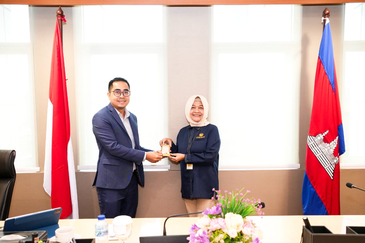 The exchange of plaques from CMEF to DGT