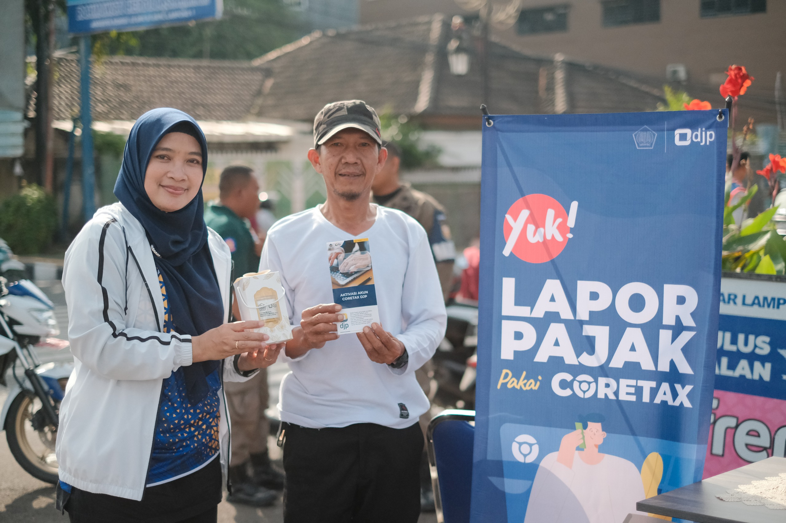 Petugas memberikan hadiah menarik kepada wajib pajak