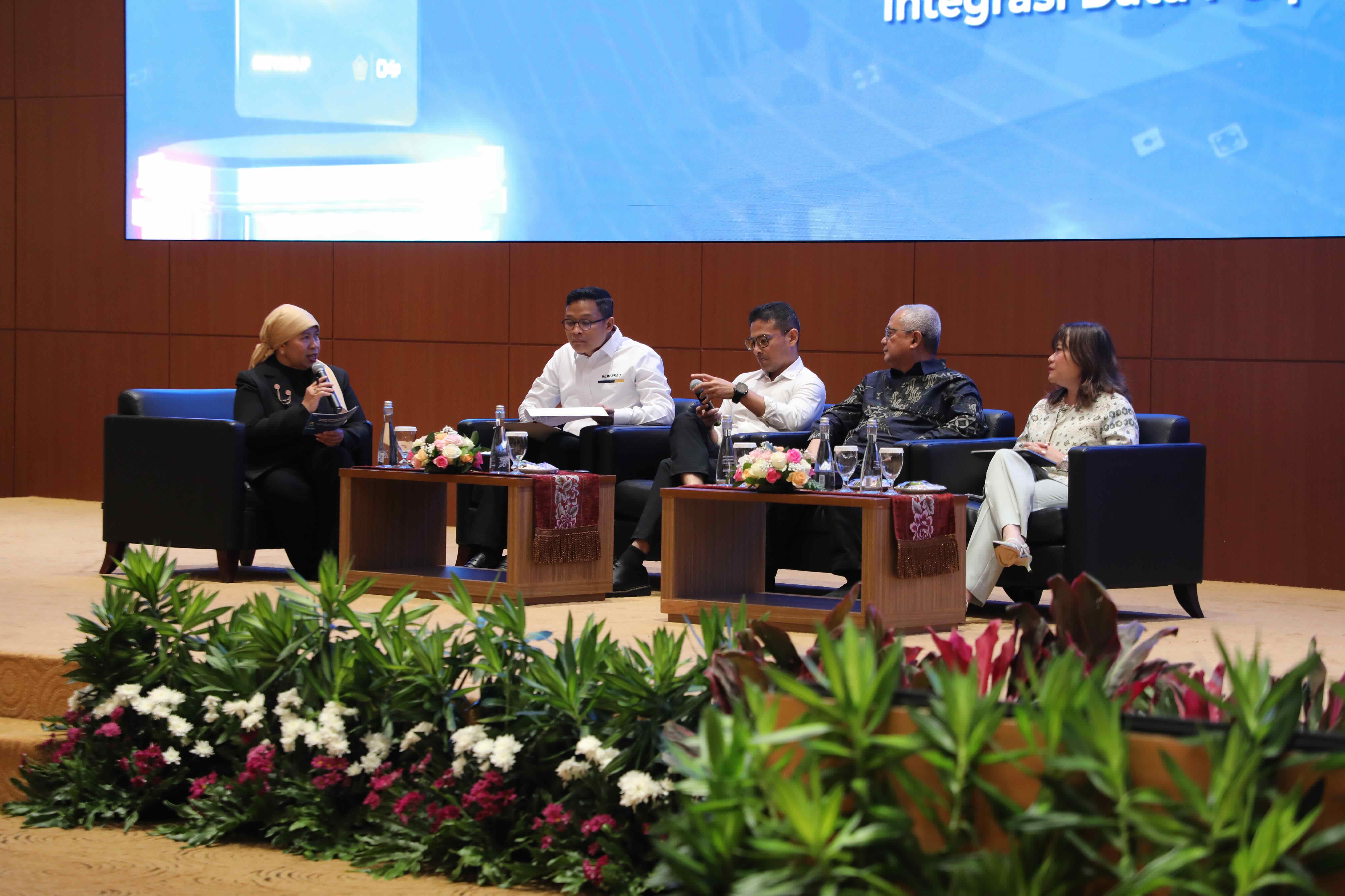 Dialog Perpajakan bersama Dirjen Pajak, akademisi (Dosen UI), praktisi (Founder DDTC), dan perwakilan pelaku (Ketua APINDO)