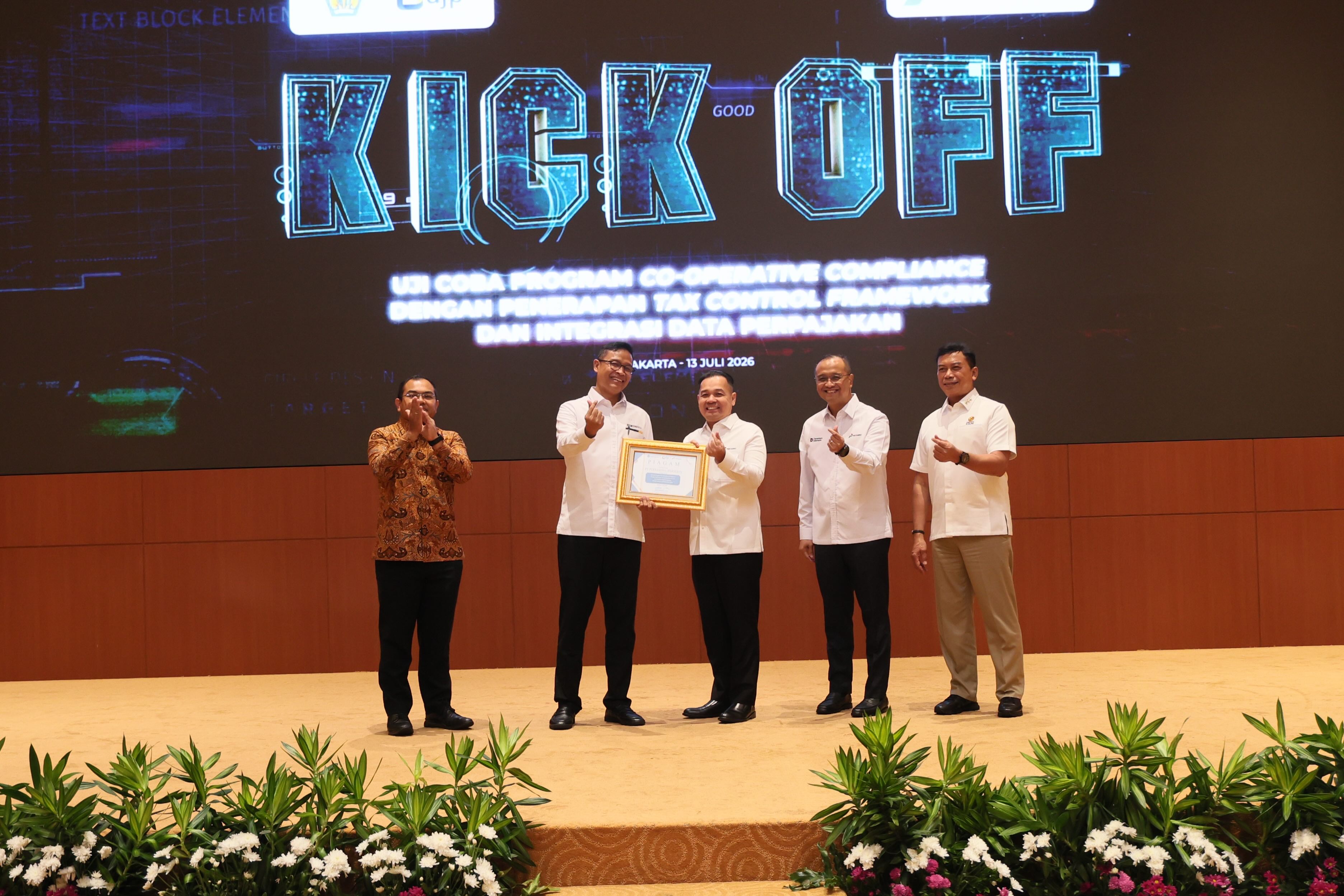 Foto bersama Kick-Off Uji Coba Program Cooperative Compliance dengan Penerapan Tax Control Framework dan Integrasi Data Perpajakan
