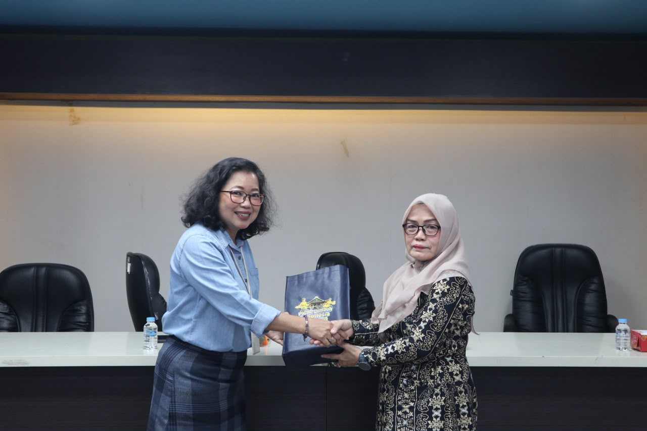 Penyerahan cinderamata Kepala KPP Pratama Penajam kepada perwakilan Kecamatan Long Ikis