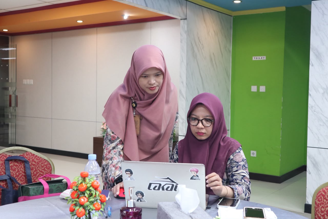 Account Representatives mendampingi peserta bimbingan teknis pada sesi praktik