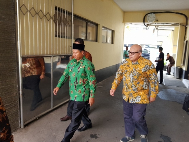 Uu Ruzhanul Ulum tiba di KPP Pratama Tasikmalaya