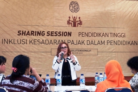 Perwakilan Tax Center Politeknik Negeri Manado, Anita Ludia Vivian Wauran, menyampaikan Implementasi Pembelajaran Kesadaran Pajak