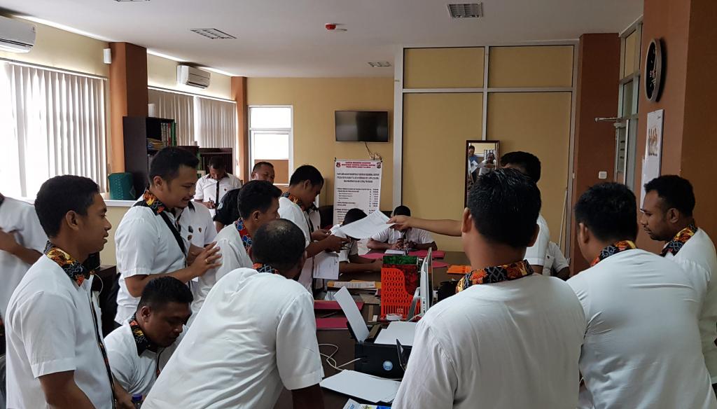 Anggota Direktorat Reskrim Polda Papua Barat antusias mempersiapkan dokumen untuk lapor efiling
