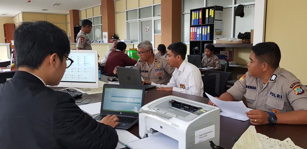 Petugas melayani Wajib Pajak Anggota Polda Papua Barat untuk melakukan registrasi efin