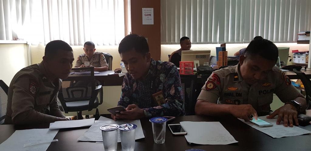Petugas membantu Anggota Direktorat Sabhara Polda Papua Barat dalam mengisi efiling menggunakan smartphone