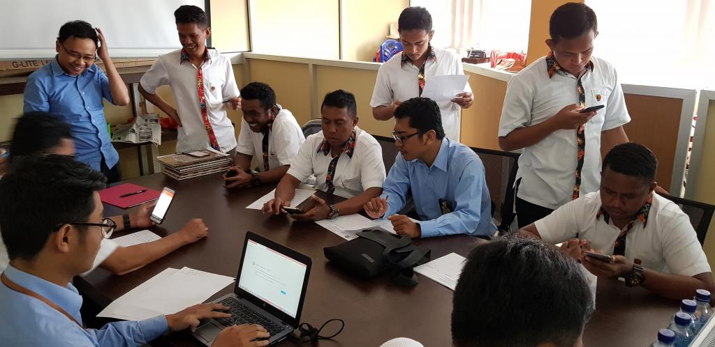 Wajib Pajak Anggota Direktorat Reskrim Polda Papua Barat antusias mengantri untuk di bimbing dalam pengisian efiling