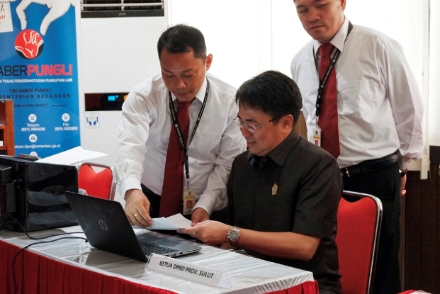 Ketua DPRD Sulut menerima BPE yang telah dicetak dari petugas pelayanan khusus SPT