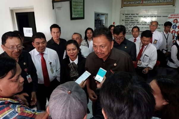 Gubernur Sulut dan Kakanwil DJP Suluttenggomalut beserta jajaran saat diwawancarai wartawan