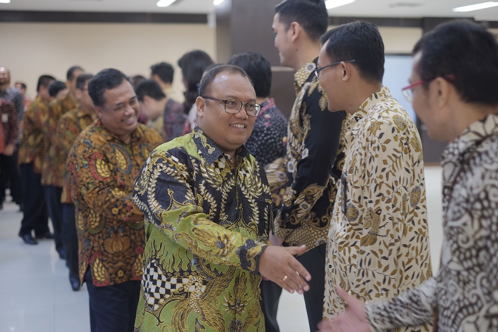 Kepala Kanwil DJP Sulselbartra Memberikan Selamat Kepada Pejabat Pengawas yang Baru Dilantik