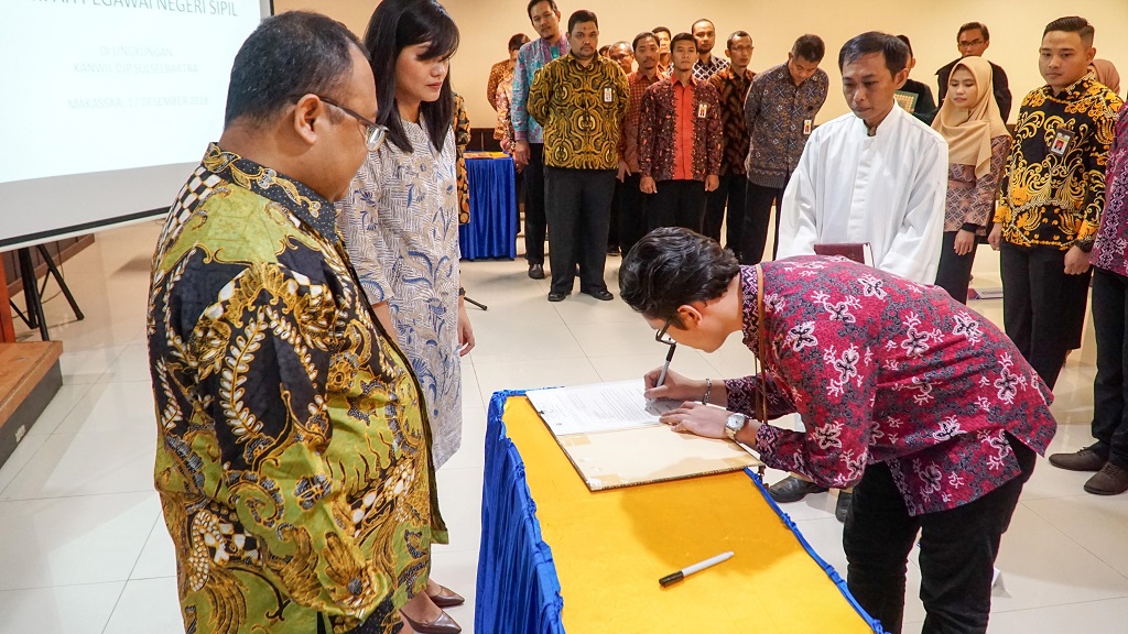 Kepala Kanwil DJP Sulselbartra Menyaksikan Penandatangan BA Sumpah PNS
