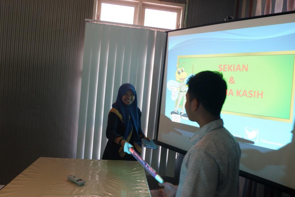 Pemberian souvenir kepada salah satu peserta