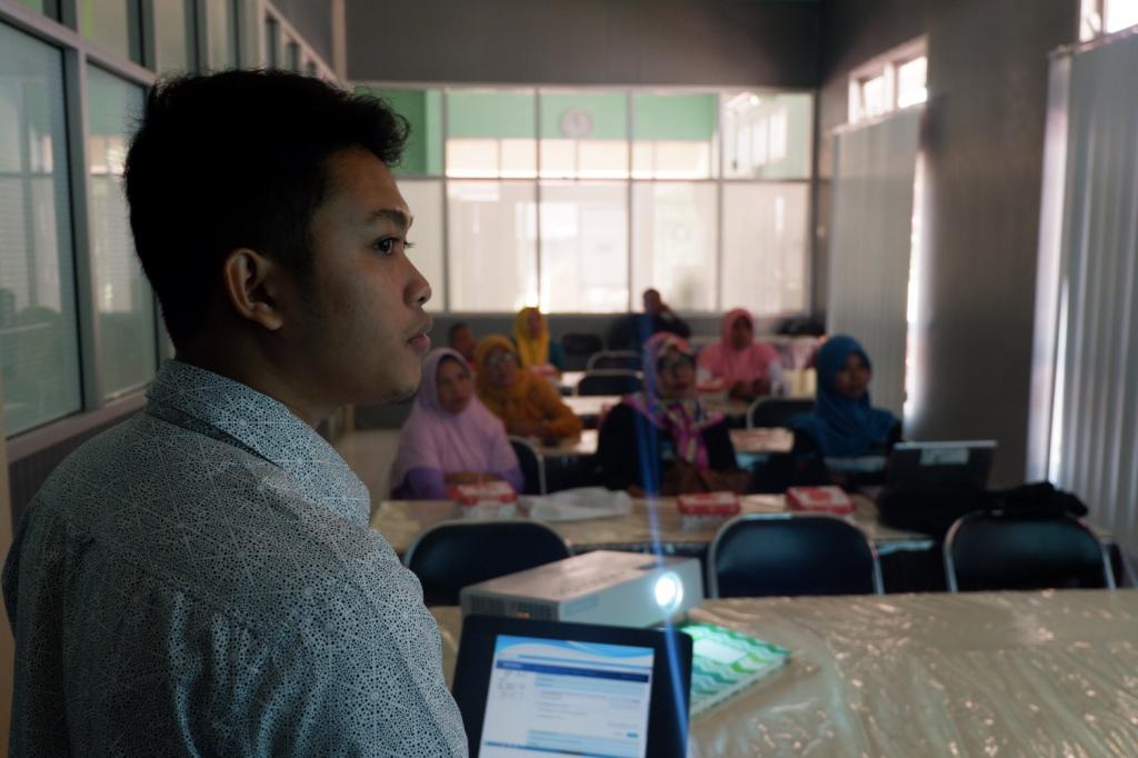 Narasumber menyampaikan materi 2