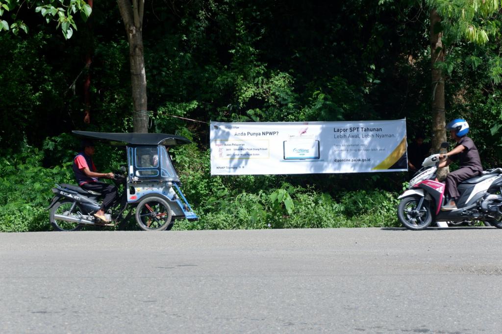 Pemasangan Spanduk IV