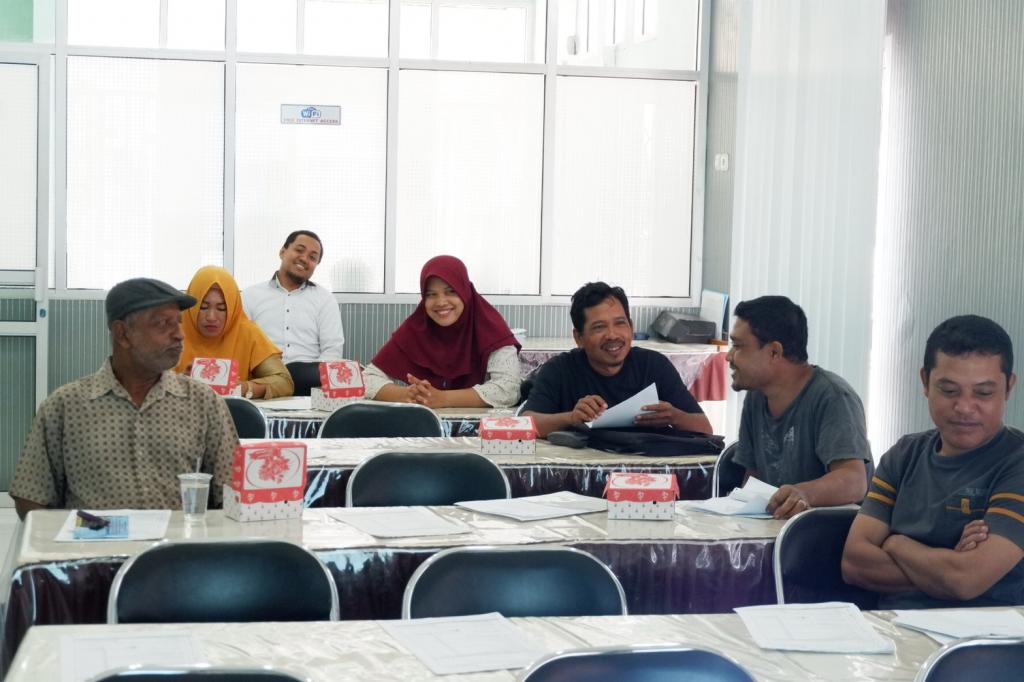 Peserta mendengarkan materi