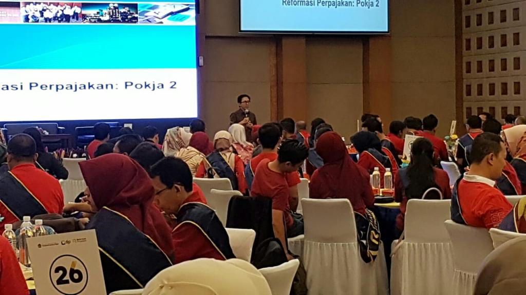Pemateri menyampaikan materi reformasi perpajakan