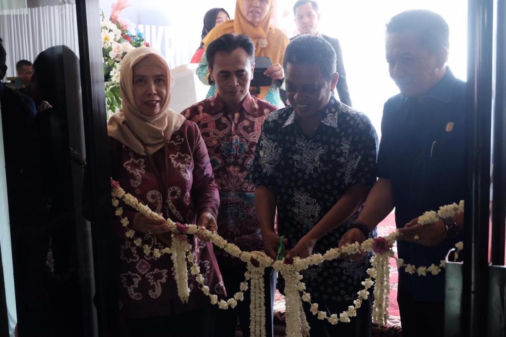 Bupati Pacitan memotong pita menandakan resminya KPP Mikro Pacitan (Selasa, 31/1)