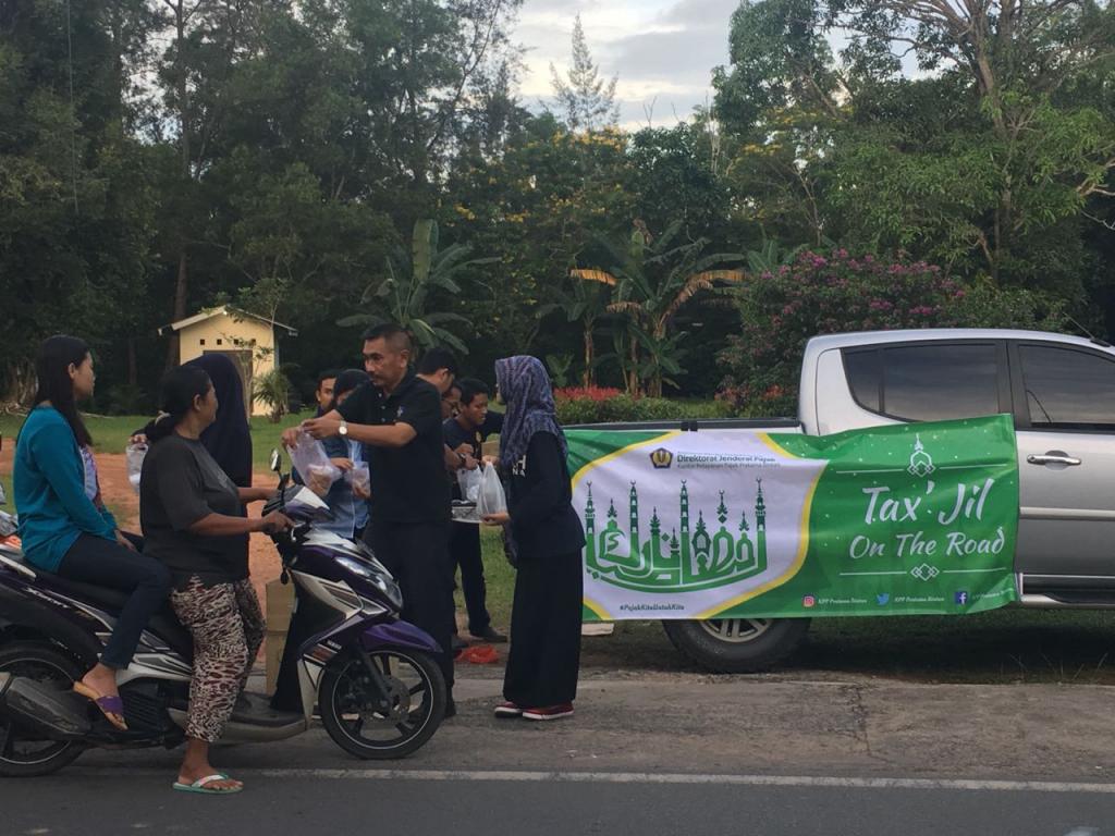 Pembagian makanan berbuka puasa di Wilayah Kijang Kota, Kab.Bintan