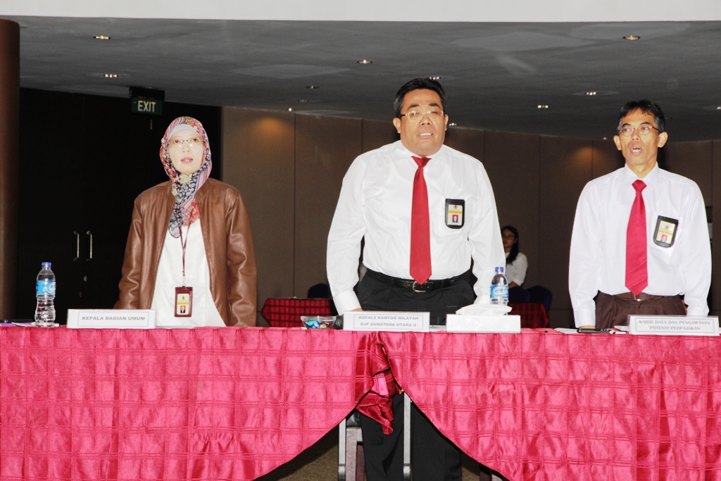 Menyanyikan Lagu Indonesia Raya dan Mars DJP