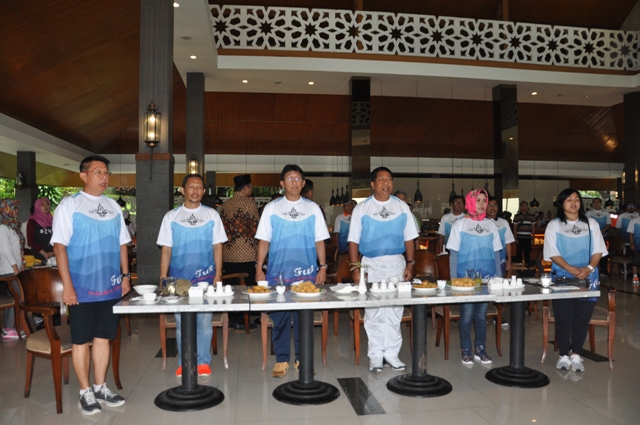 Peserta Tax Gathering menyanyikan Lagu Indonesia raya dengan hikmat.