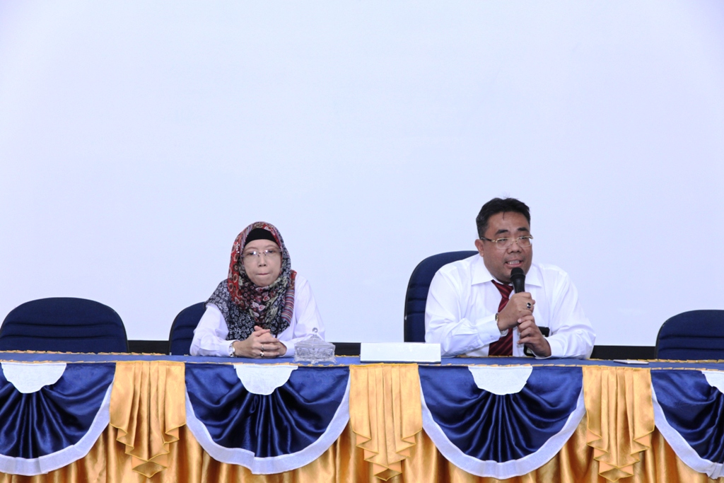 Motivasi sekaligus pembukaan rapat dan In House Training Persiapan Pelaksanaan Pedomaan Zona Integritas menuju WBK oleh Kepala Kanwil DJP Sumatera Utara II Tri Bowo (kanan) didampingi Kepala Bagian Umum Triyani Yuningsih (kiri), yang dalam pengantarnya mengingatkan kita agar senantiasa berintegritas dan jauhkan korupsi dari kehidupan kita