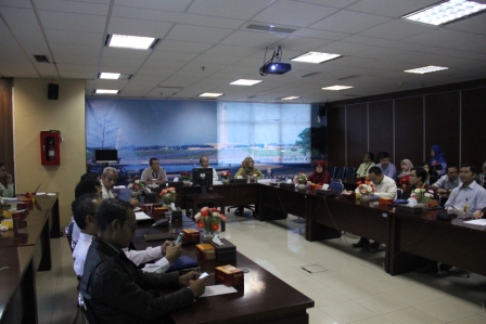 Peserta sosialisasi menyimak acara