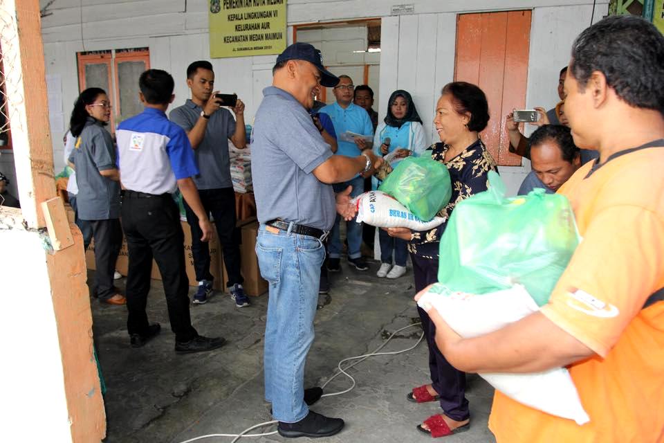 Kepala Kanwil DJP Sumut I memberikan bingkisan kebutuhan rumah tangga kepada warga kurang mampu