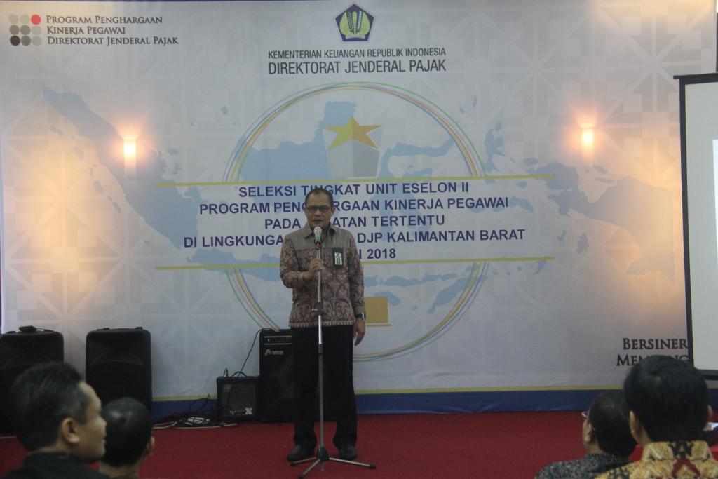 Pembukaan Acara Penghargaan Pegawai oleh Slamet Sutantyo.