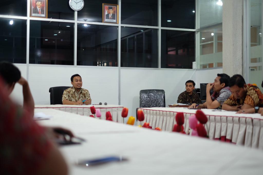 Pegawai Menyampaikan Materi