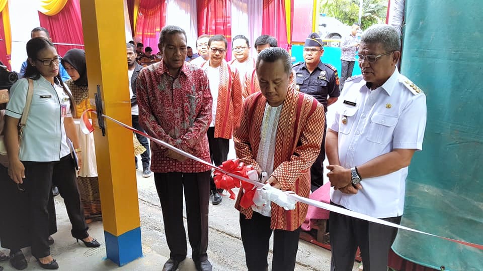Kepala Kanwil DJP Papua dan Maluku didamping Bupati Maluku Tenggara dan Sekretaris Daerah Kota Tual menggunting pita sebagai simbol resmi uji coba KPP Mikro Tual